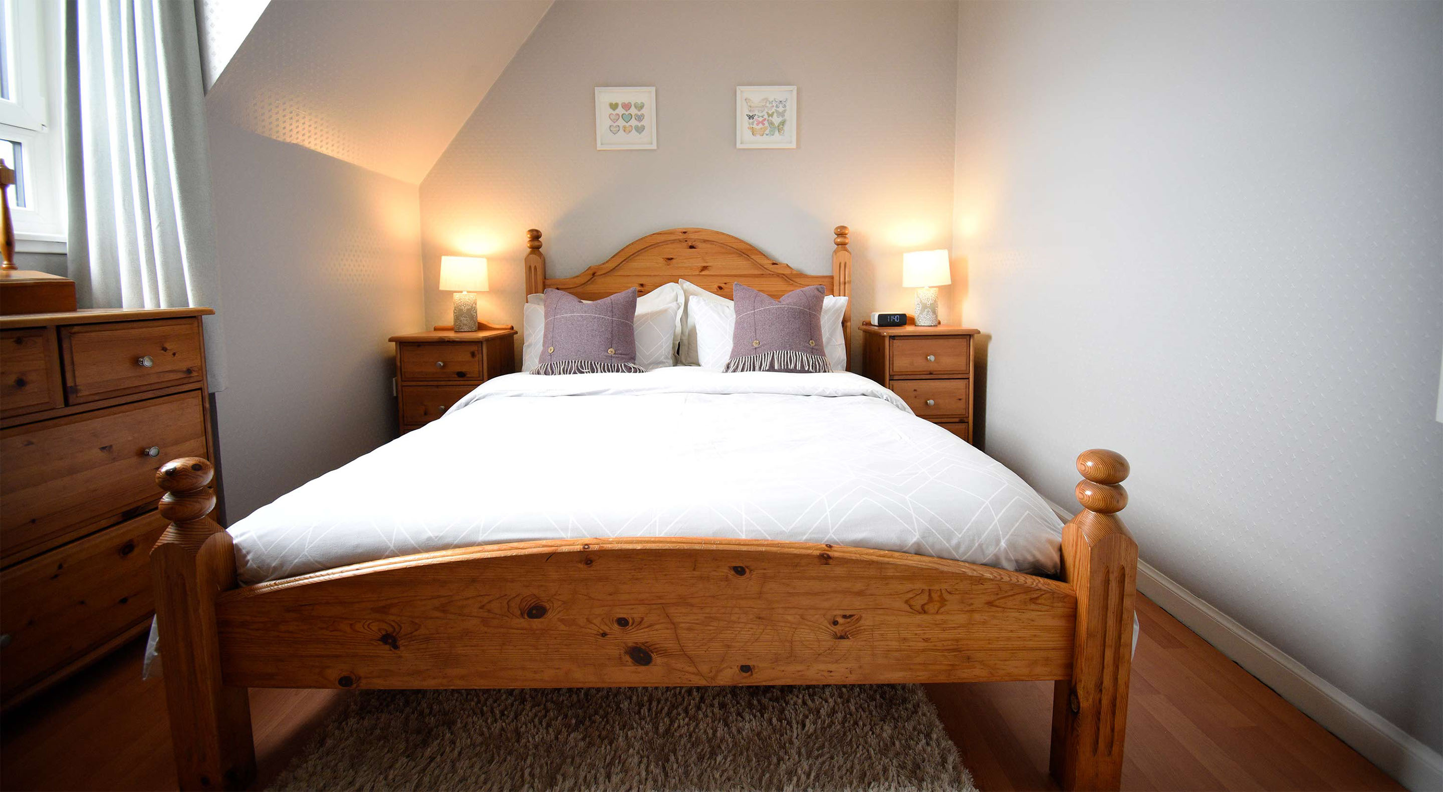 Glas Eilean View Self Catering contains a King Size Double Bed with Sea Views and Free WIFI